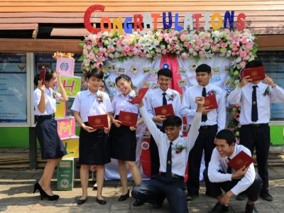 60-รับประกาศนียบัตร 2560(2)