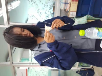 60-คณะครู และนักเรียน นักศึกษา แผนกไอที ร่วมใจทำดอกไม้จันท์